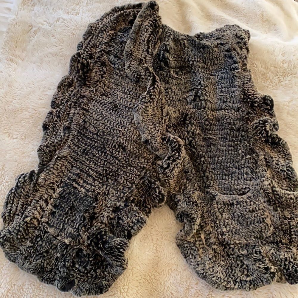 Large Womens Rabbit Scarf/Shawl With Pockets - Picture 1 of 5